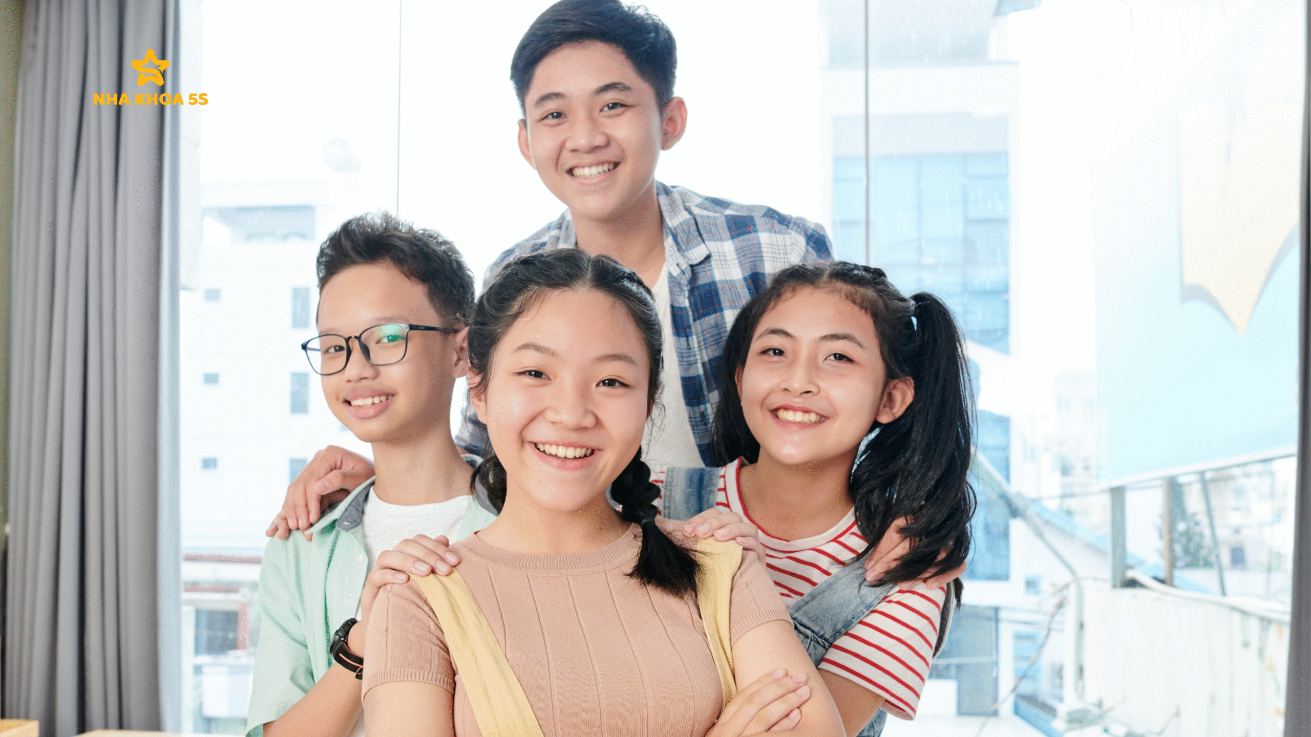 GIÁ NIỀNG RĂNG TRONG SUỐT 2025 – SO SÁNH CHI TIẾT VỚI NIỀNG RĂNG MẮC CÀI