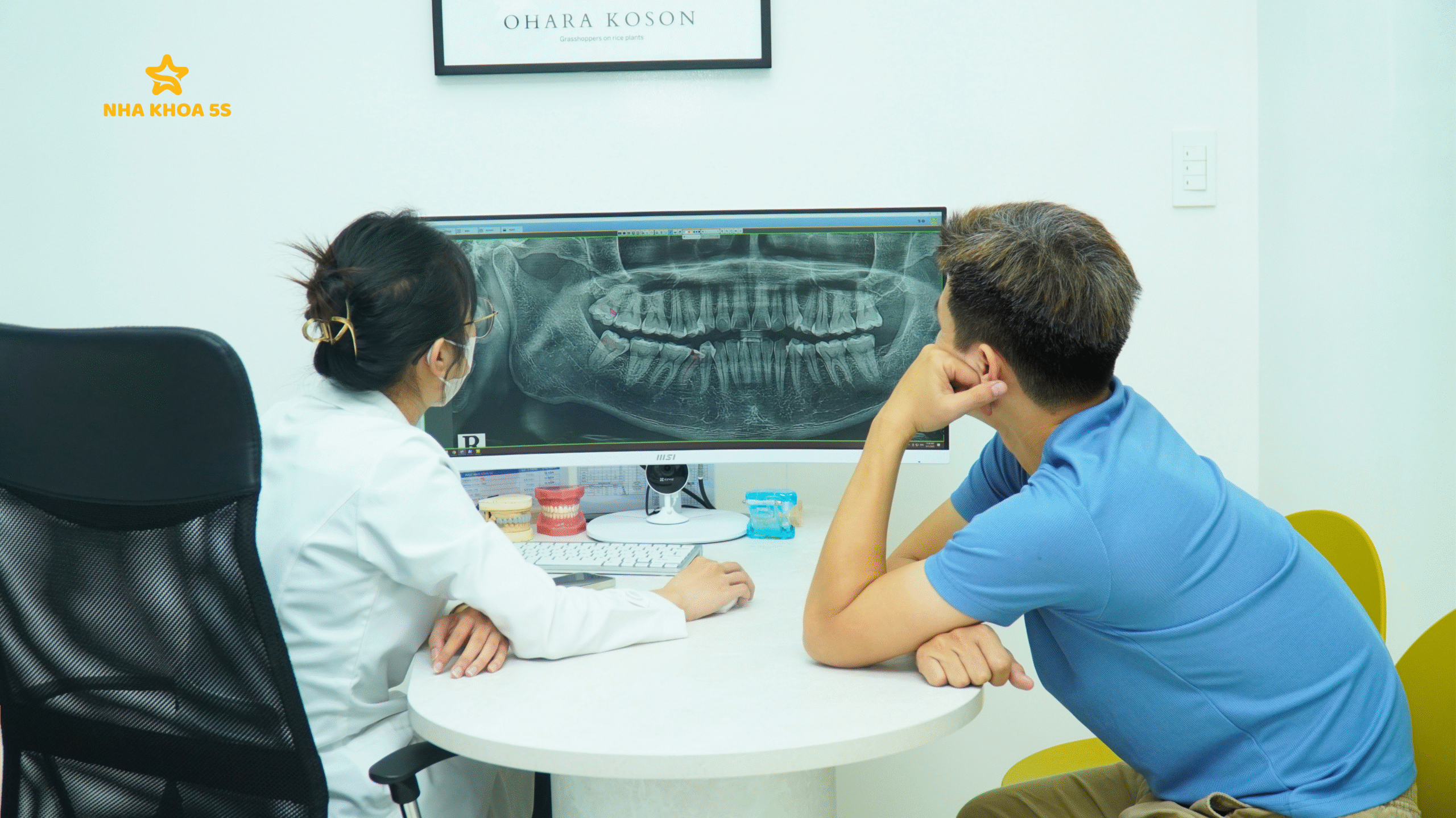 GIÁ NIỀNG RĂNG TRONG SUỐT 2025 – SO SÁNH CHI TIẾT VỚI NIỀNG RĂNG MẮC CÀI