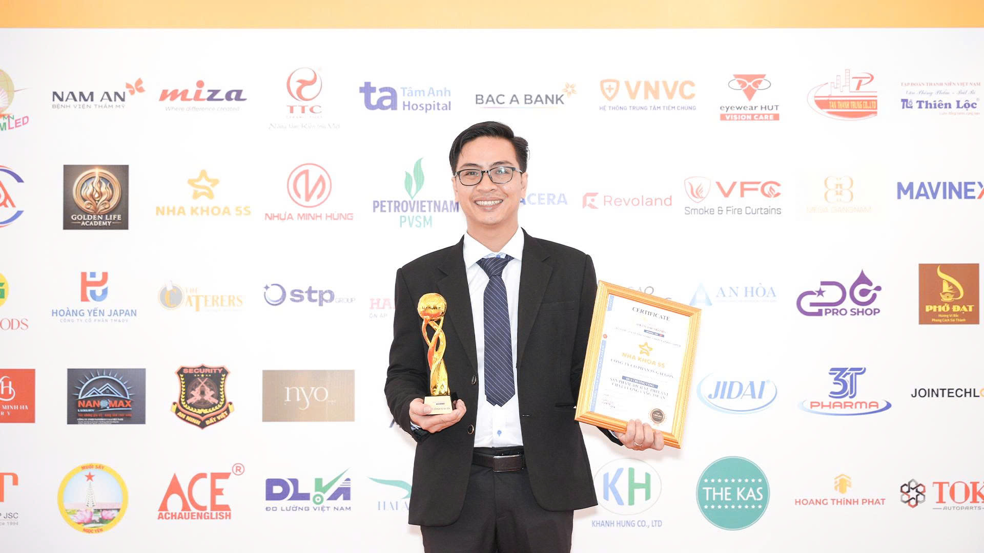 NHA KHOA 5S RẠNG DANH VỚI HUY CHƯƠNG VÀNG IMPLANT ASEAN 2025 NHA KHOA 5S RẠNG DANH VỚI HUY CHƯƠNG VÀNG IMPLANT ASEAN 2025