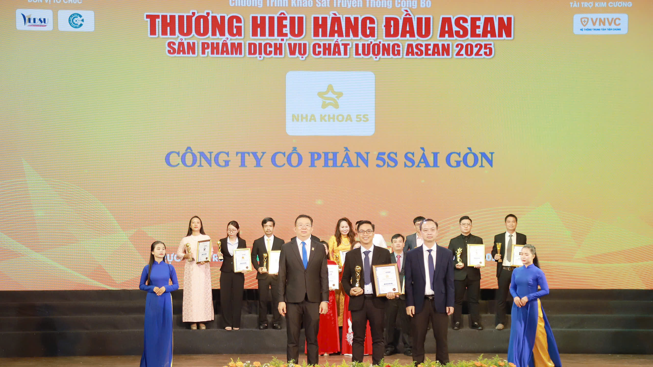 NHA KHOA 5S RẠNG DANH VỚI HUY CHƯƠNG VÀNG IMPLANT ASEAN 2025 NHA KHOA 5S RẠNG DANH VỚI HUY CHƯƠNG VÀNG IMPLANT ASEAN 2025