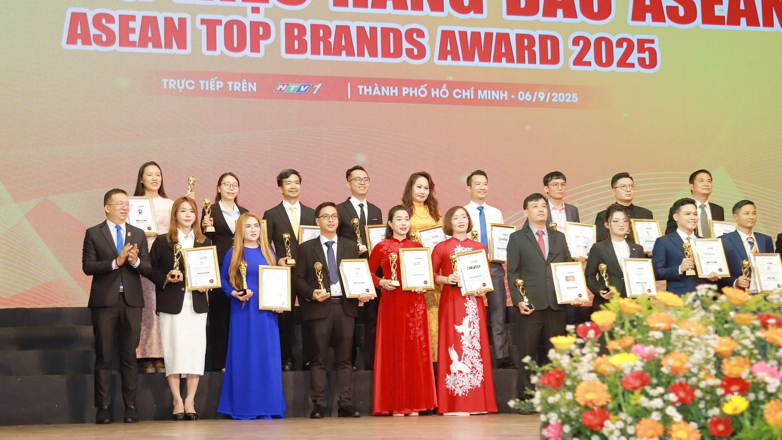 NHA KHOA 5S RẠNG DANH VỚI HUY CHƯƠNG VÀNG IMPLANT ASEAN 2025 NHA KHOA 5S RẠNG DANH VỚI HUY CHƯƠNG VÀNG IMPLANT ASEAN 2025