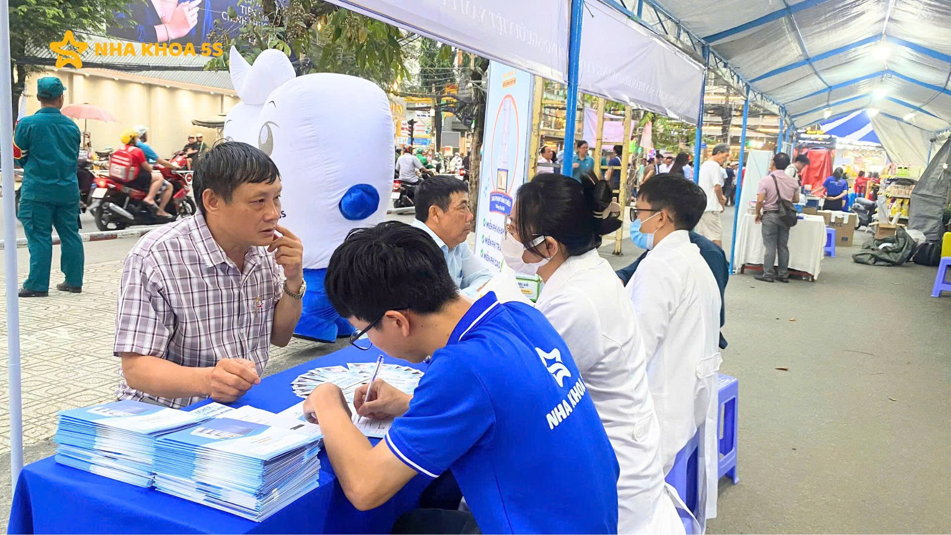 NHA KHOA 5S GÒ VẤP ĐỒNG HÀNH CÙNG “NGÀY HỘI NON SÔNG – DÂN TỘC KẾT ĐOÀN” PHƯỜNG THÔNG TÂY HỘI Sứ mệnh của Nha Khoa 5S Gò Vấp – đồng hành cùng cộng đồng