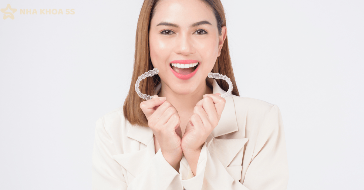 Niềng Invisalign Cho Răng Móm – Giải Pháp Chỉnh Nha Thẩm Mỹ, Kín Đáo Và Hiệu Quả Lâu Dài Năm 2026